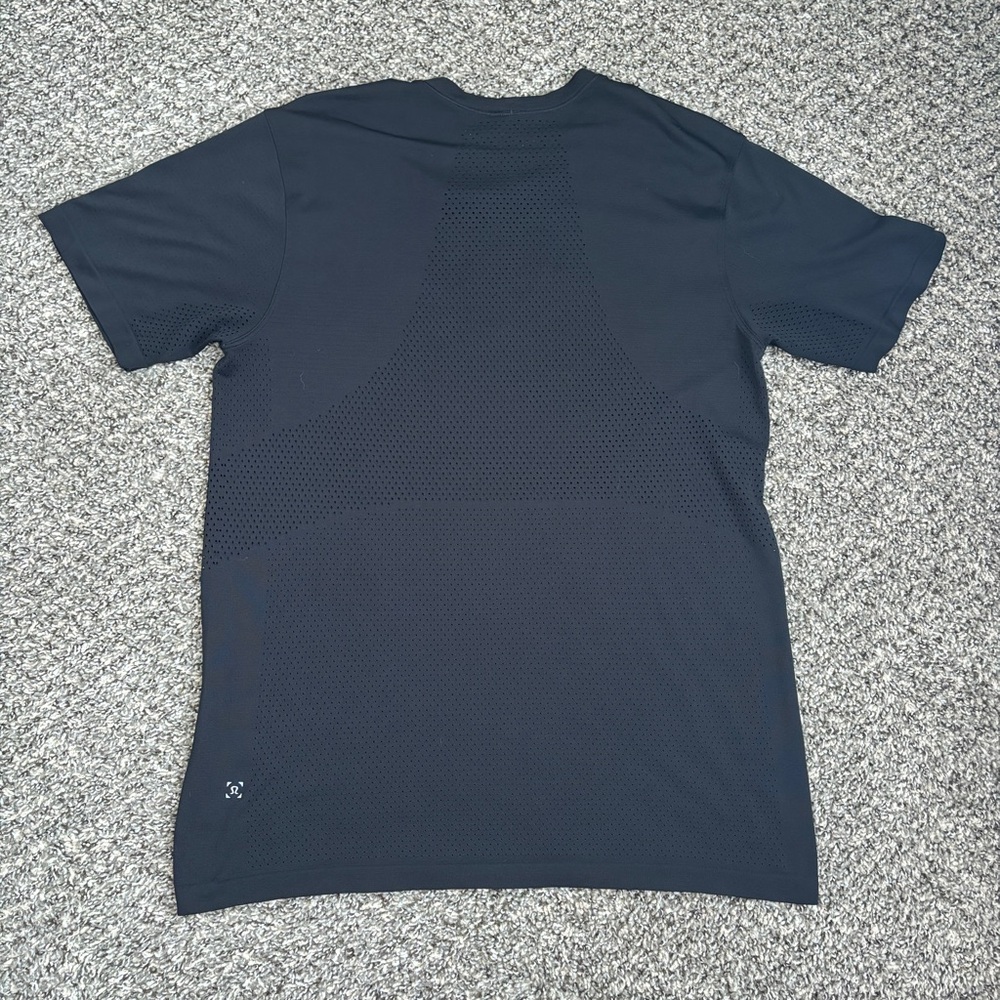 Lululemon mens shirt Large Black Vent EUC